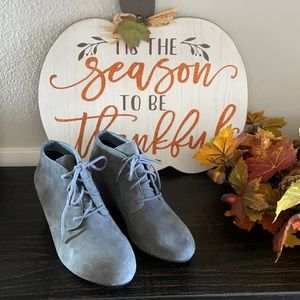 EUC Vionic gray suede bootie orthotic